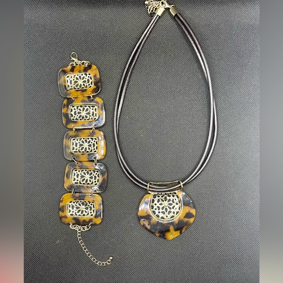 Women’s Brown Tortoise Shell Necklace and Bracelet Set. Gold Metal.Signed E.C. - Picture 4 of 7